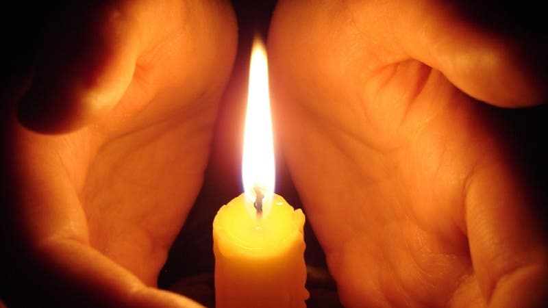 candle_in_hands