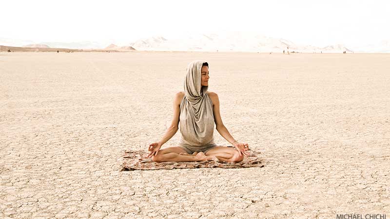 Pose in desert | Beach dress photoshoot, Photoshoot poses, Desert photoshoot