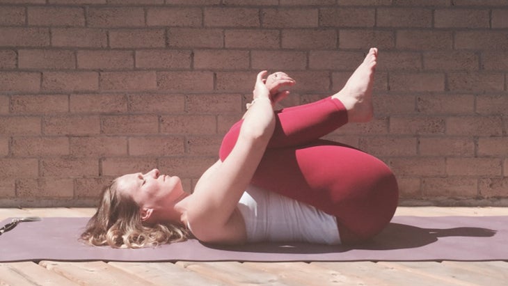 hug-summer-yin Knees to chest