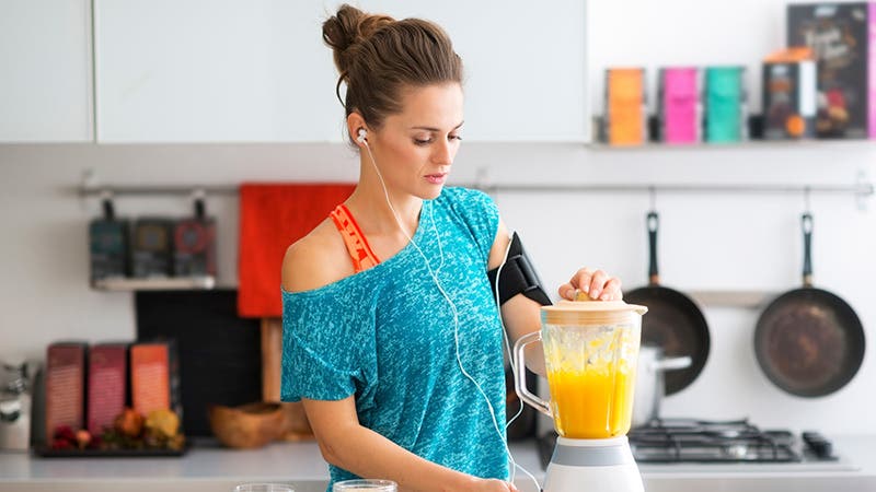 woman making smoothie