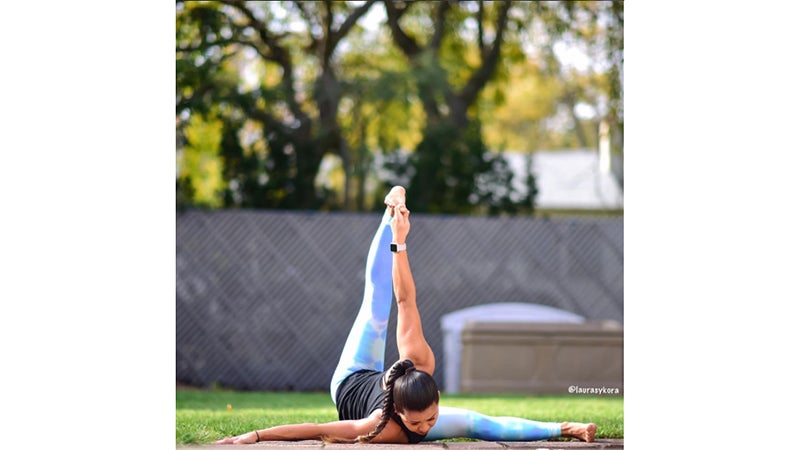 How to perform dragonfly pose (maksikanagasana) in yoga?