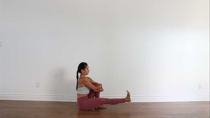 How to do Parivrtta Malasana (Rotated Garland Pose) – OmStars