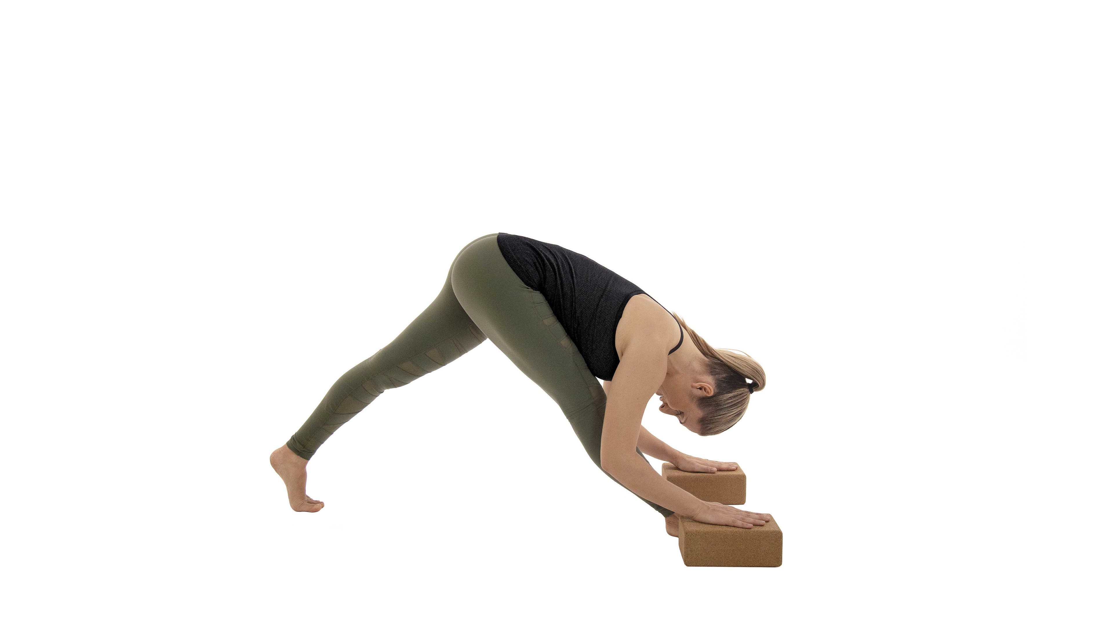 woman practicing dynamic parsvottanasana