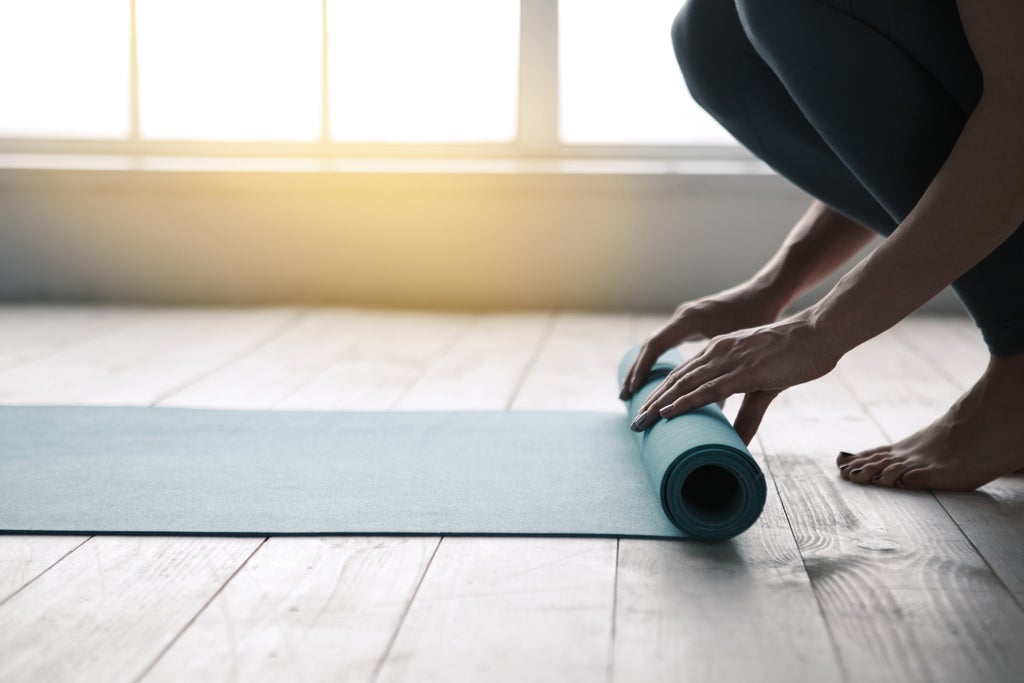 How to Clean a Yoga Mat - Vimarsana News