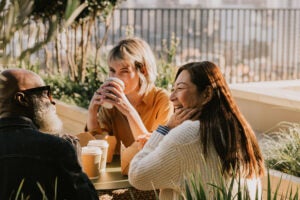 Amici seduti attorno a un tavolo a bere un caffè