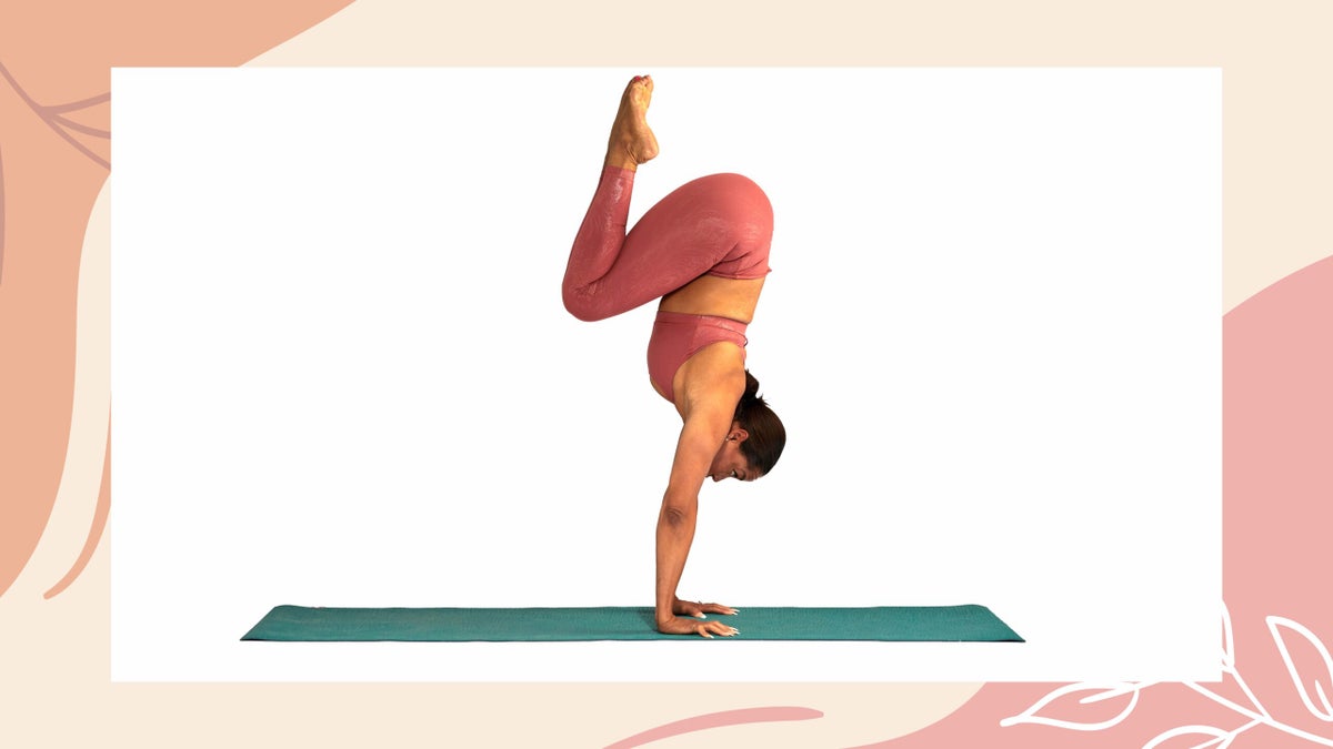 Astha Yoga - Headstand to handstand balance sequence 🥰