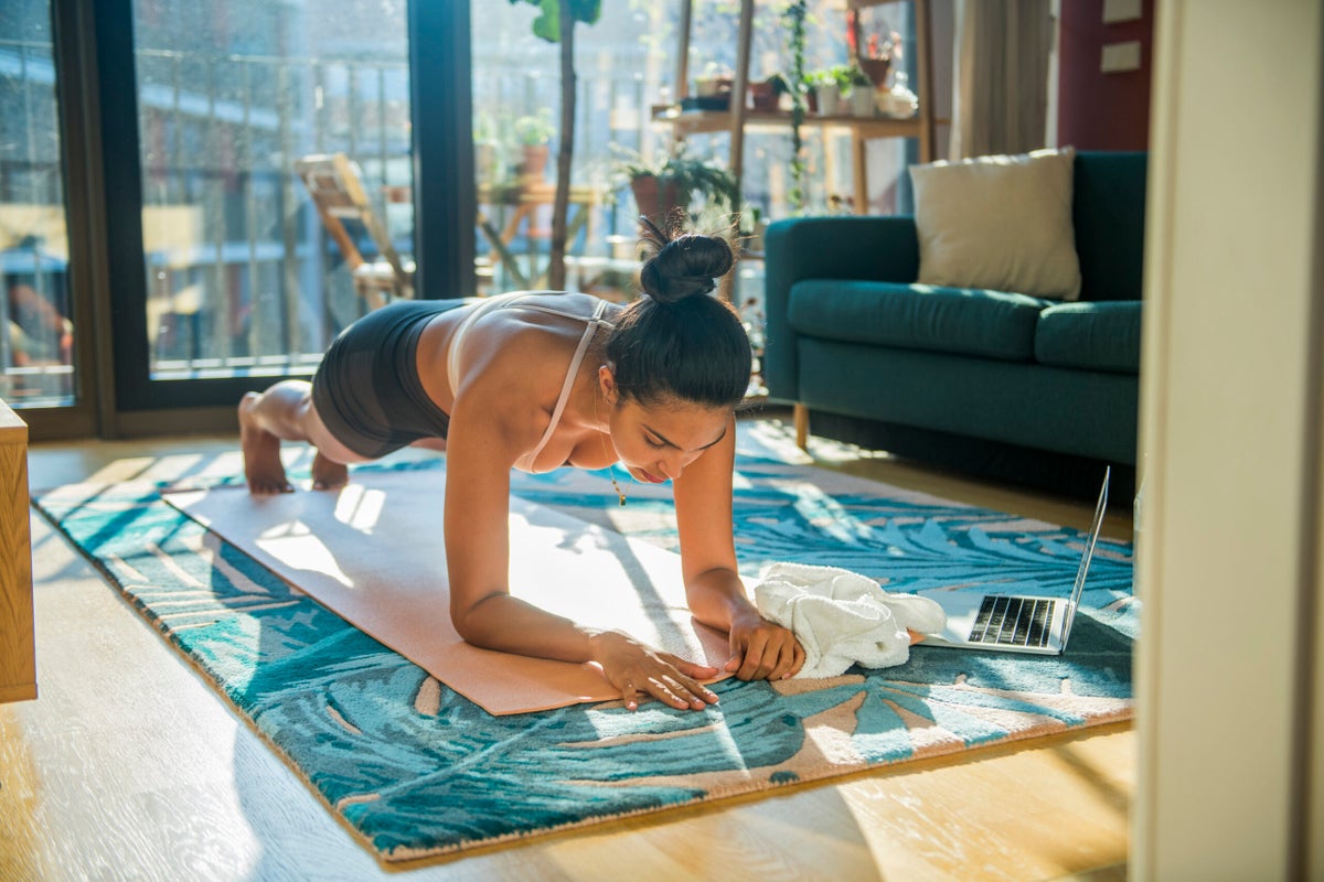 These 10-Minute Yoga Ab Workouts Will Torch Your Core