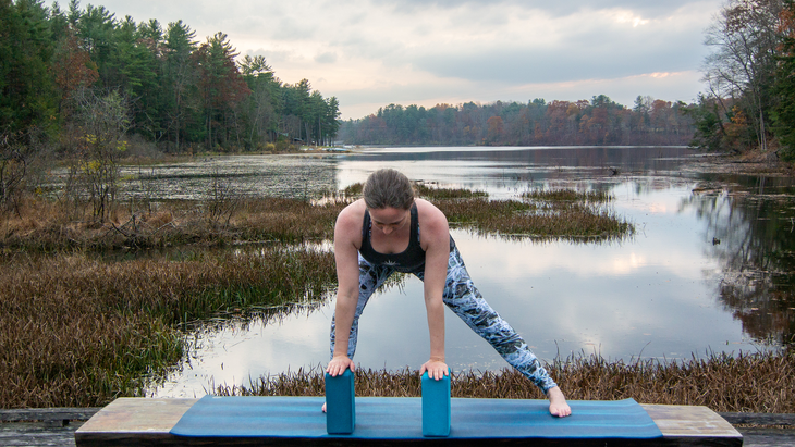 Anna Engels in a side lunge with blocks.