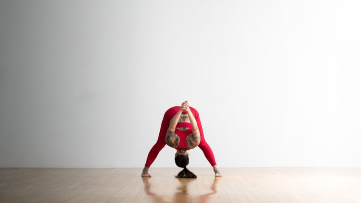 Shoulder Stretch Pose With Strap Close Up Yoga, Yoga Sequences, Benefits,  Variations, and Sanskrit Pronunciation