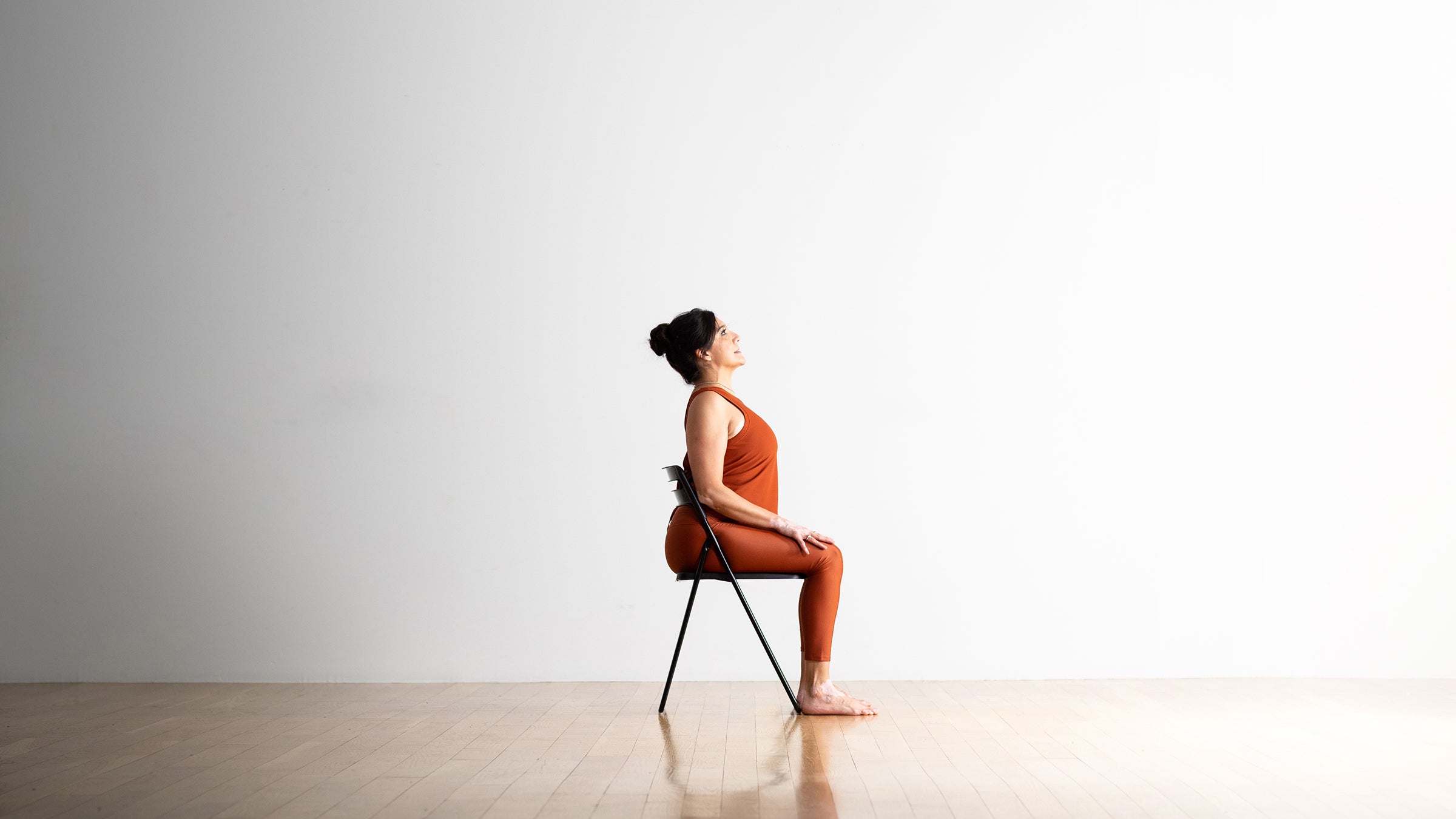 Glamour female painter poses sitting on chair in her workspace Stock Photo  by fxquadro