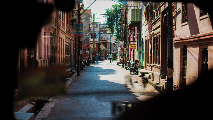 Imagen de una calle india vacía en verano