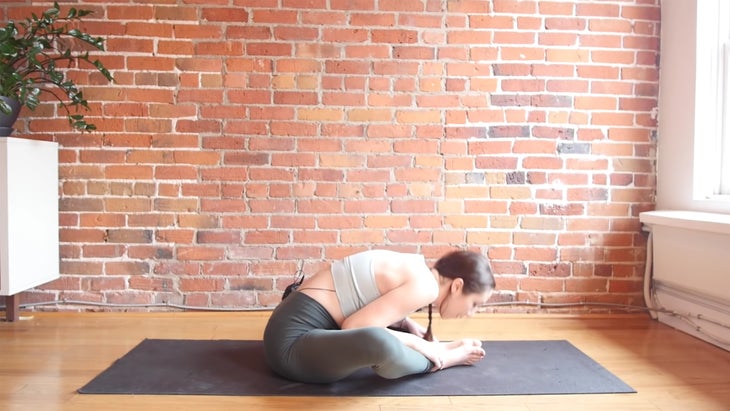 10-Minute Evening Yoga Practice for a Full Body Stretch