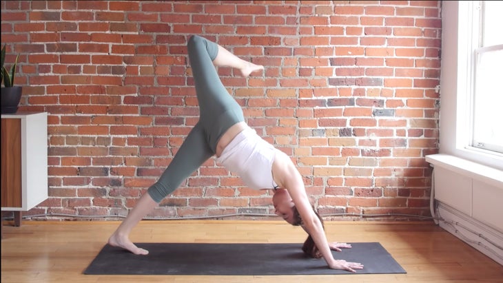 30 Minute Yoga 6 yoga with kassandra scorpiondog