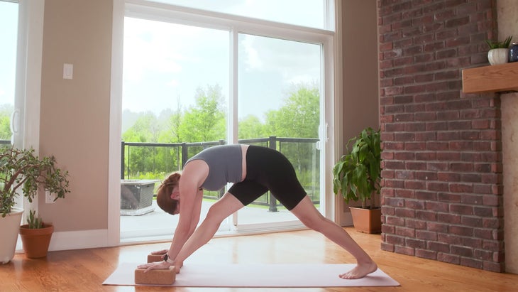 20-Minute Power Yoga Flow To Challenge Yourself