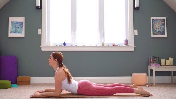 Yoga matinal de 10 minutes pour se réveiller en faisant du yoga avec Kassandra