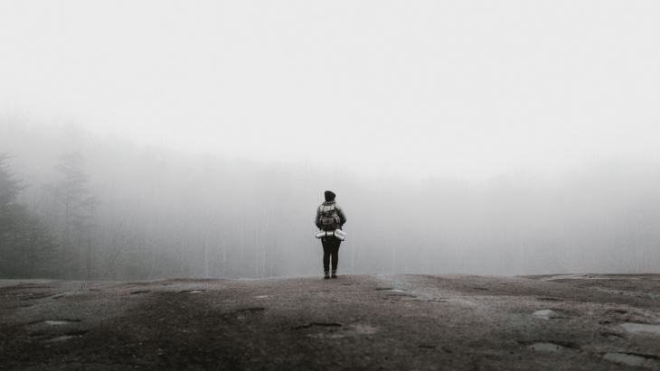 Una mujer camina a través de la niebla como una de las muchas formas de volverse más consciente
