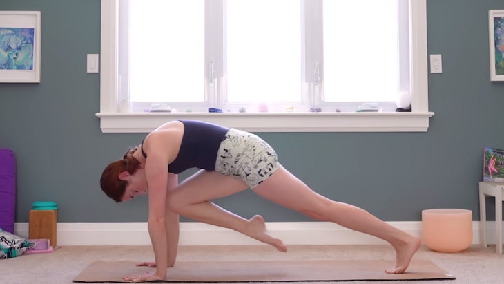 yoga instructor demonstrating plank crunch
