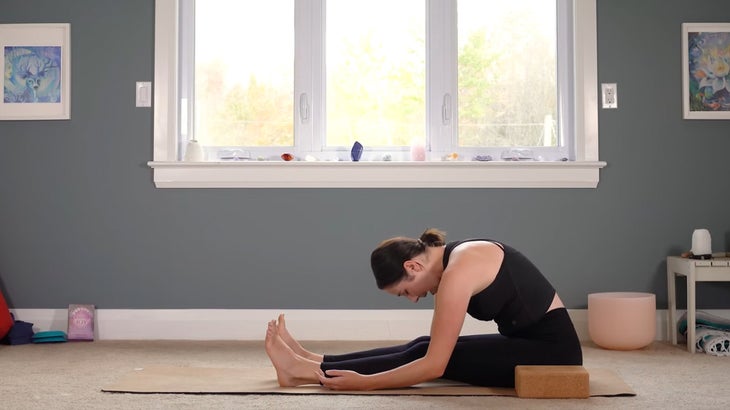 woman does yoga for core strength on a mat