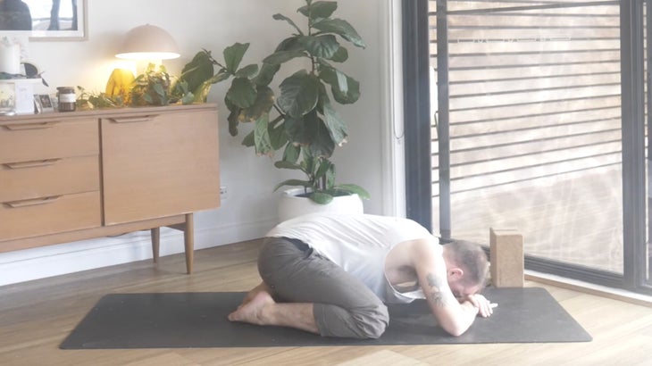 lower back strengthening yoga poses from a man on a mat