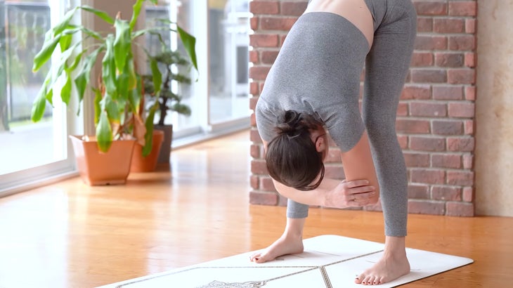 woman practicing a power yoga flow on a mat