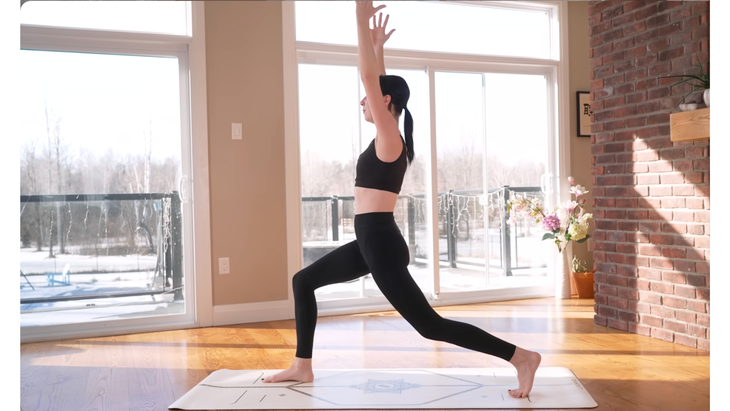 Woman in High Lunge during a 10-minute morning yoga practice with Kassandraa