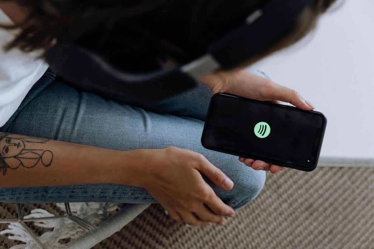 Feel Calmer in 5 Minutes (or Less!) With Our Fave Meditations on Spotify