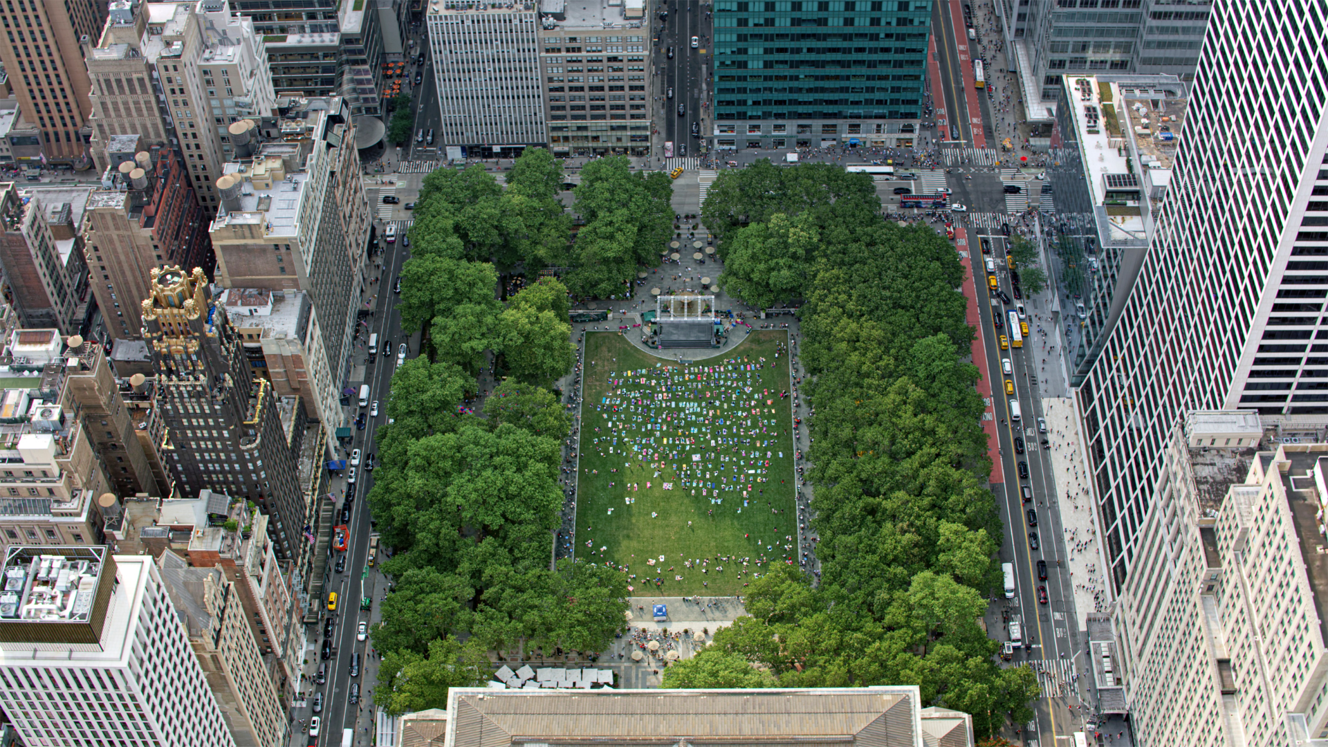 Free yoga classes at Bryant Park in New York City