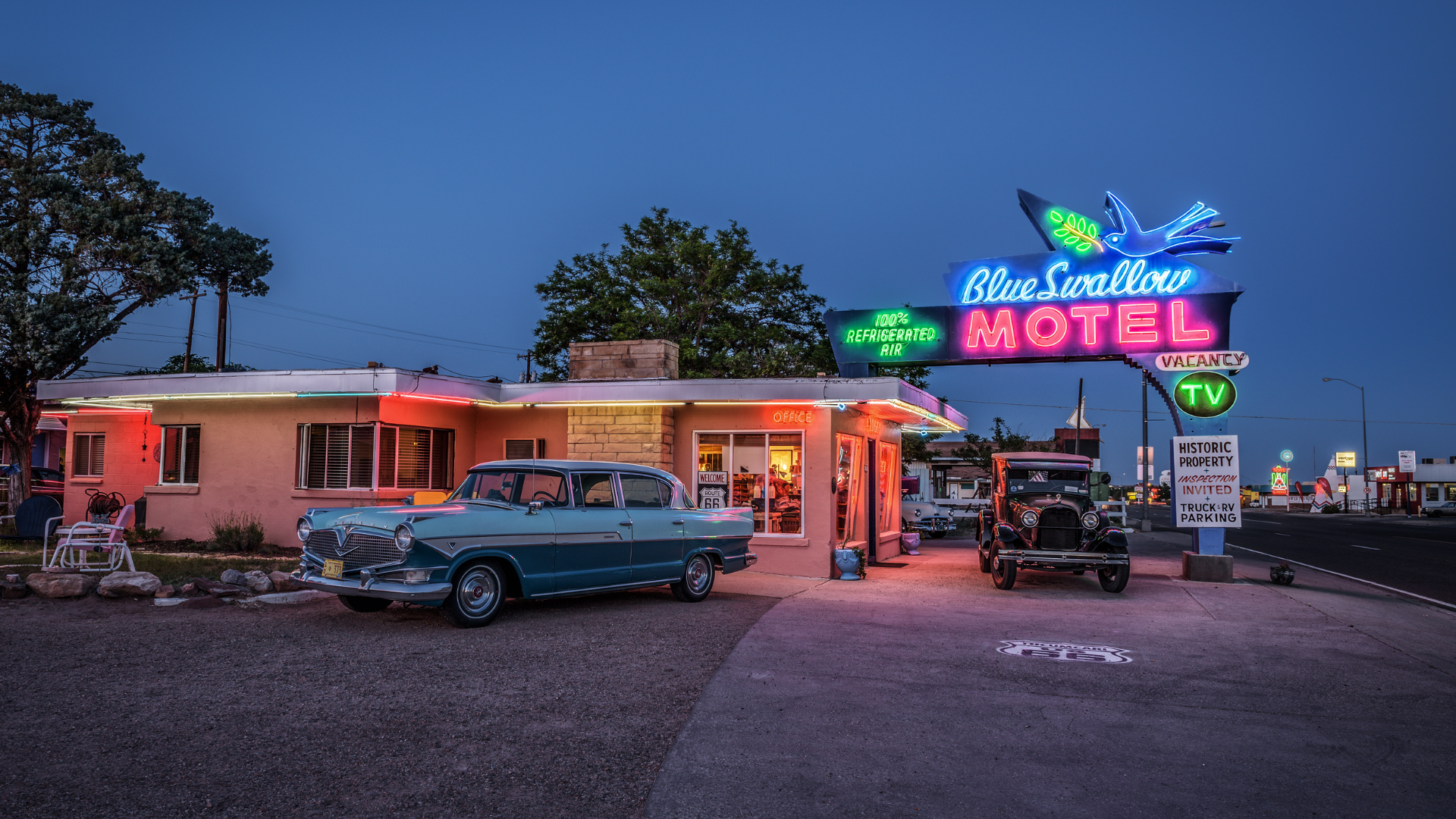 A 50s-era hotel along Route 66 road trip