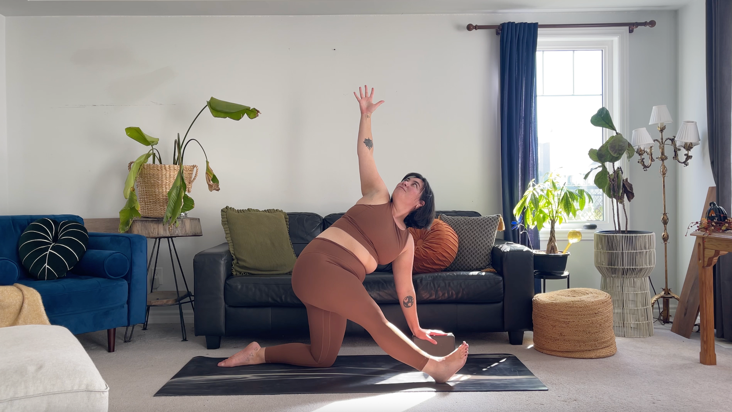 Teacher Taylor Lorenz in Revolved Half Splits