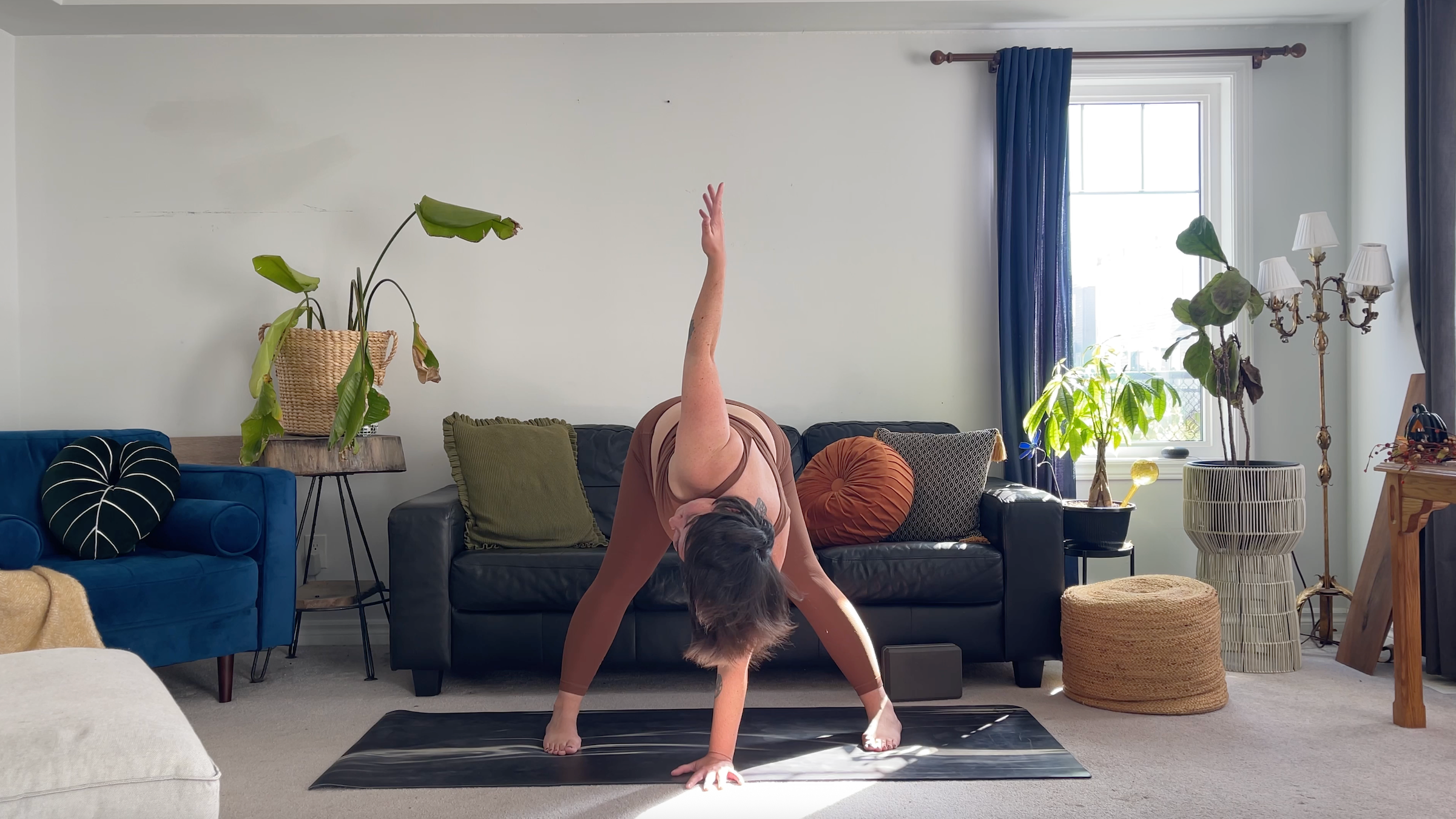 Teacher Taylor Lorenz in Wide-Legged Twist