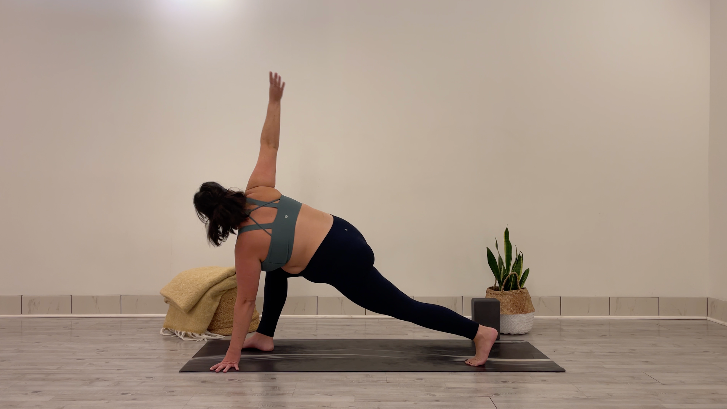 Teacher Taylor Lorenz in Twisting Low Lunge