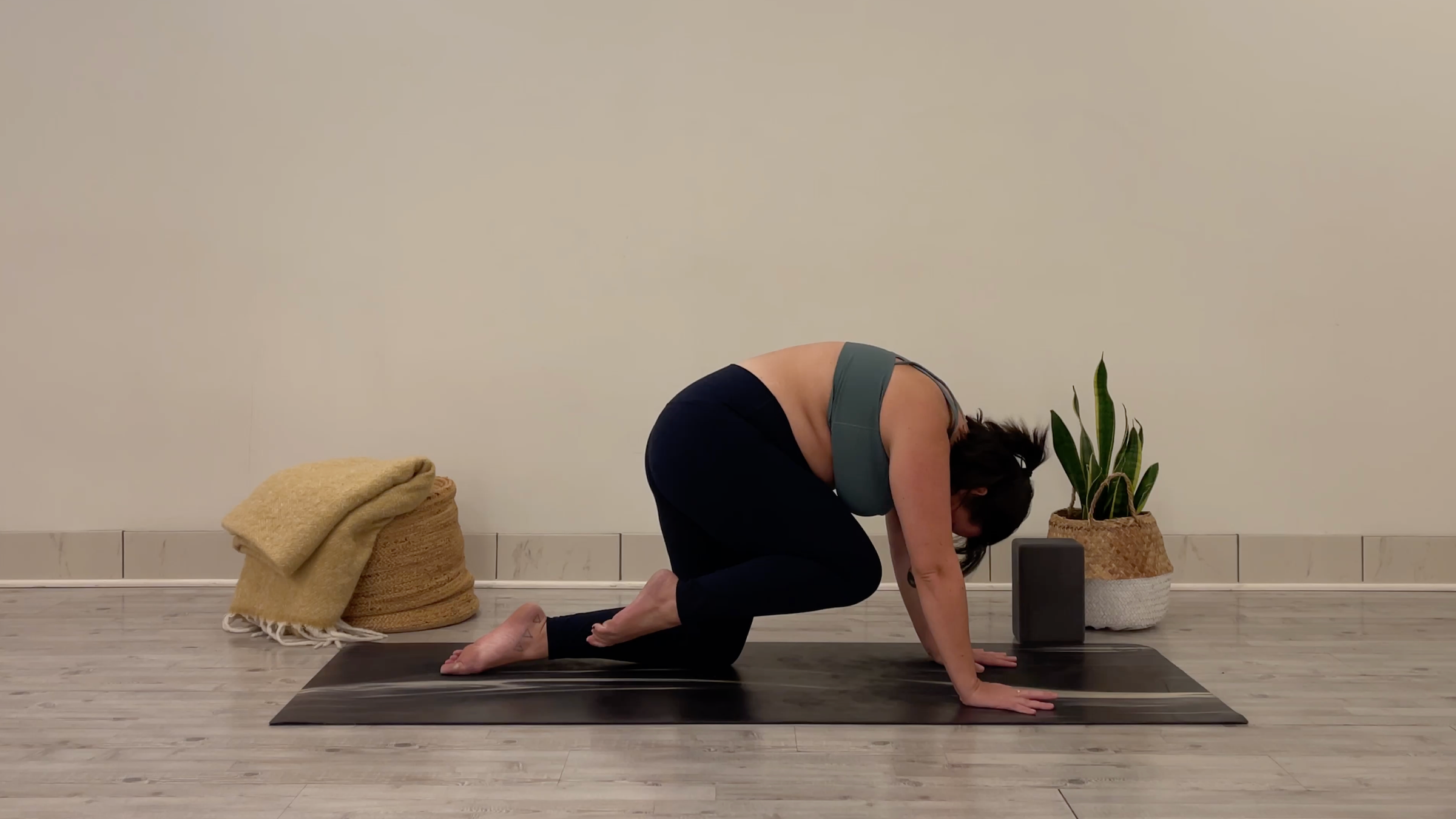 Teacher Taylor Lorenz doing Dynamic Leg Extensions