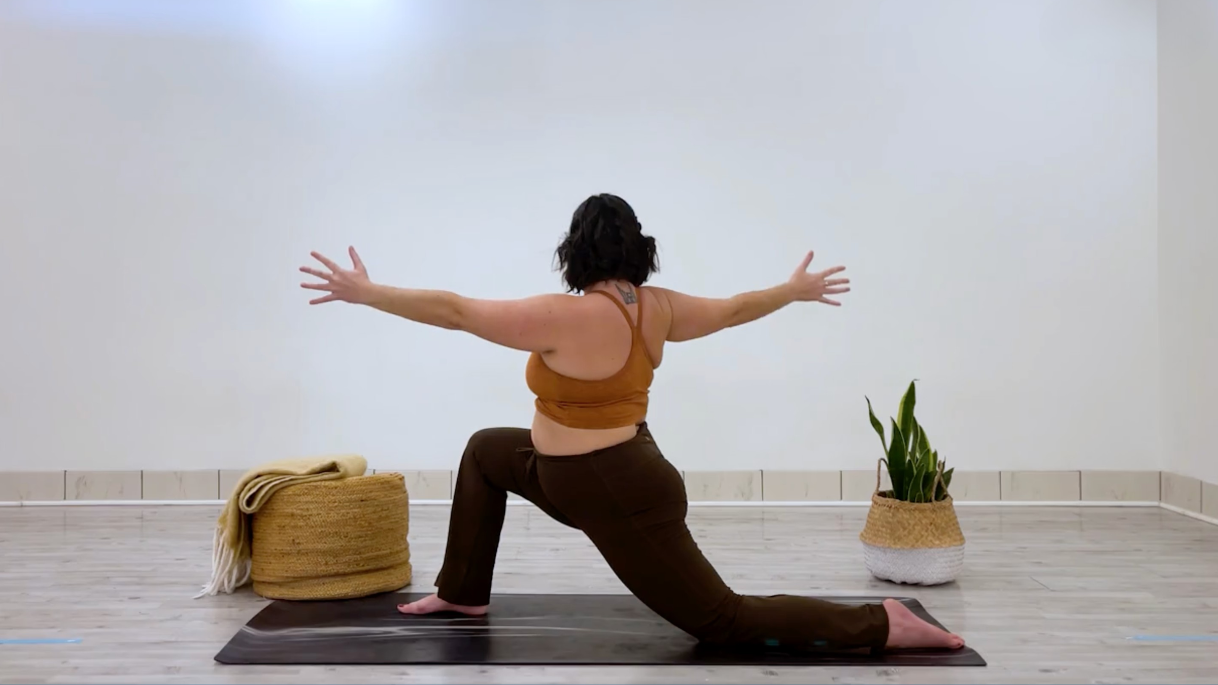 Teacher Taylor Lorenz in Twisting Low Lunge