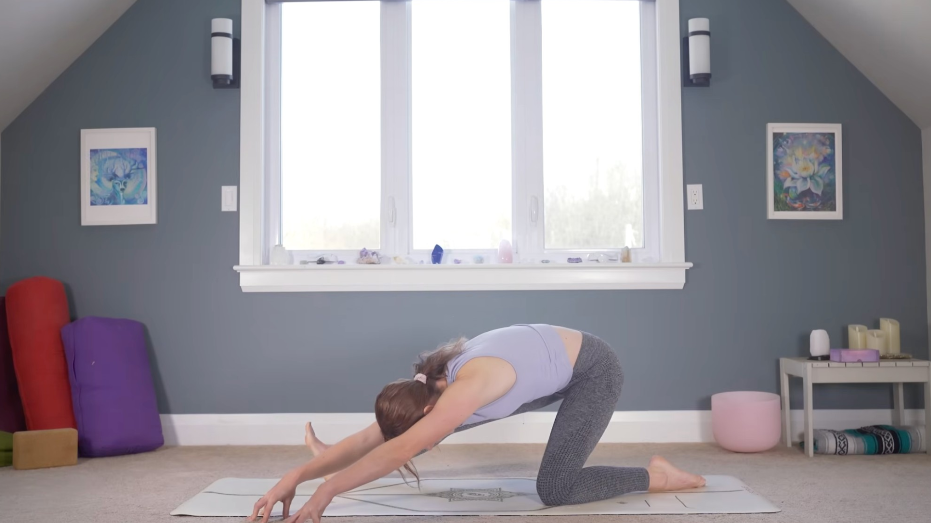 Woman with one leg straight and the other bent in Half Splits