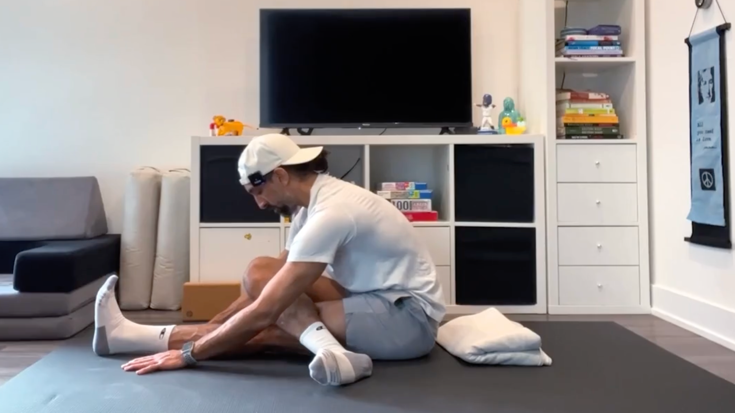 Teacher Jaafar Hussein in the half-shoelace position