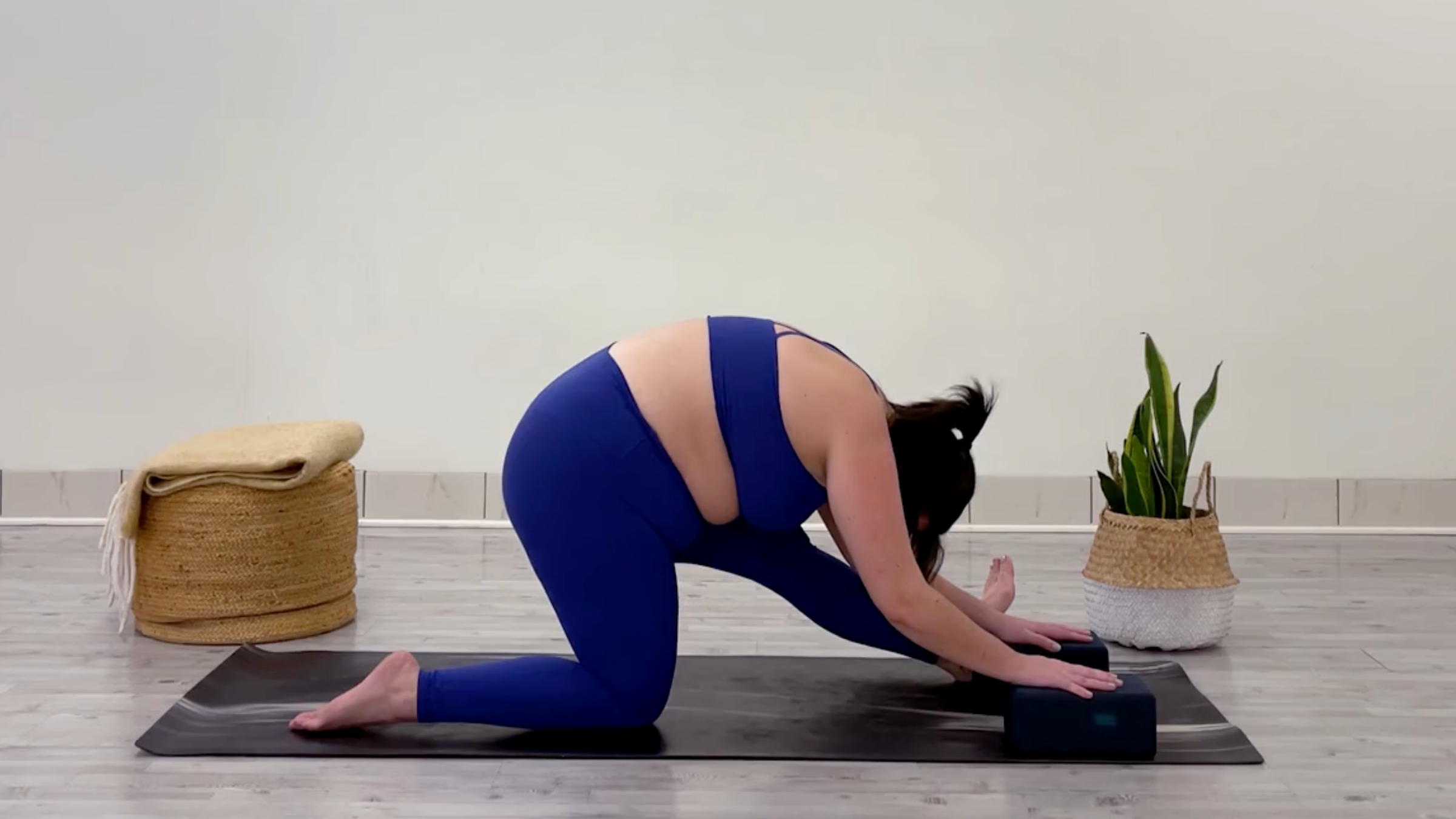 Teacher Taylor Lorenz in Half Splits