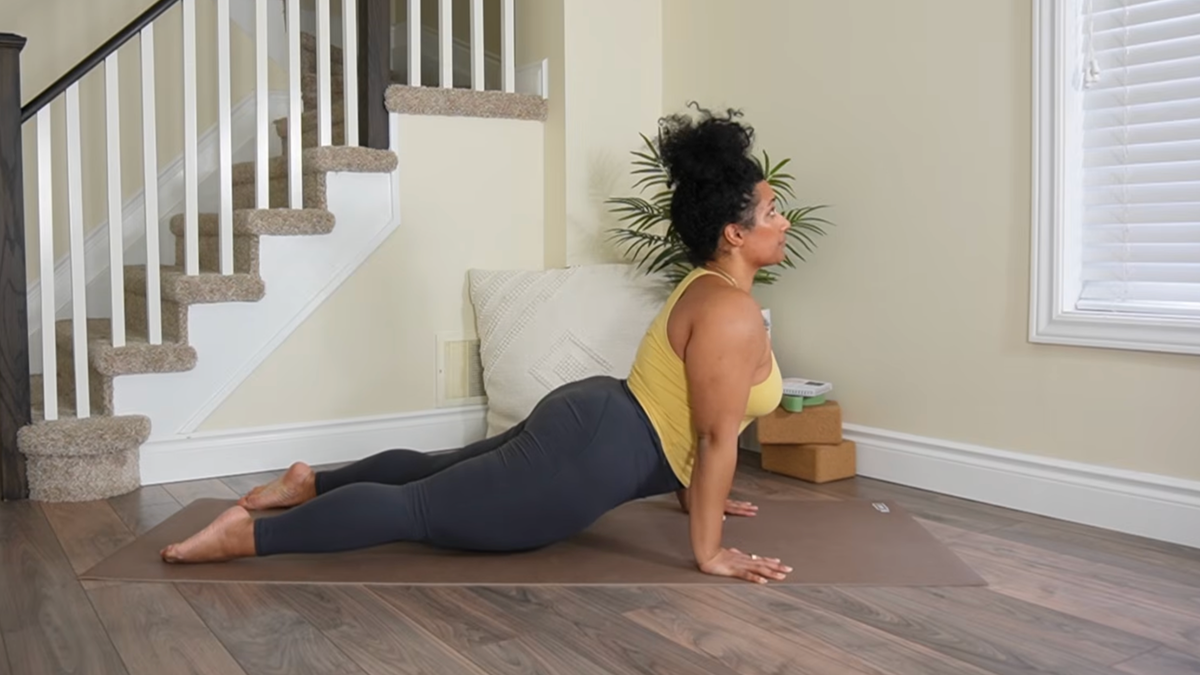 10-Minute Yoga to Strengthen Your Entire Upper Body