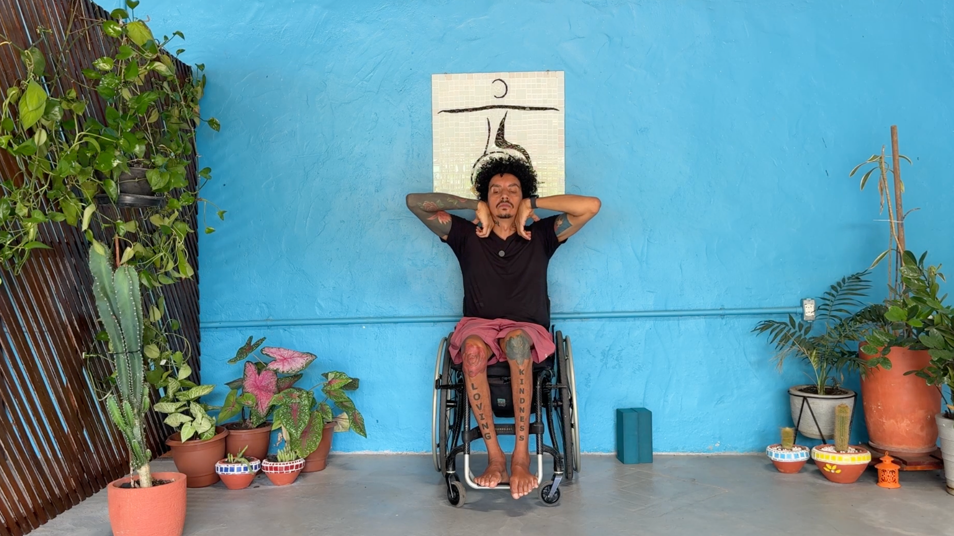 Rodrigo Souza leading elbow circles in a chair yoga class