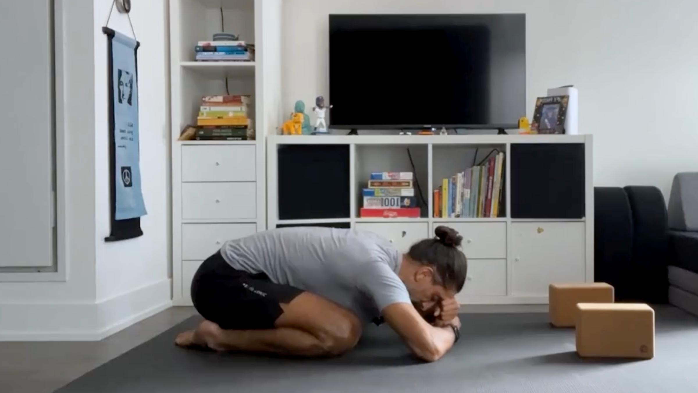 8-Minute Yoga to Stretch and Strengthen Your Hips