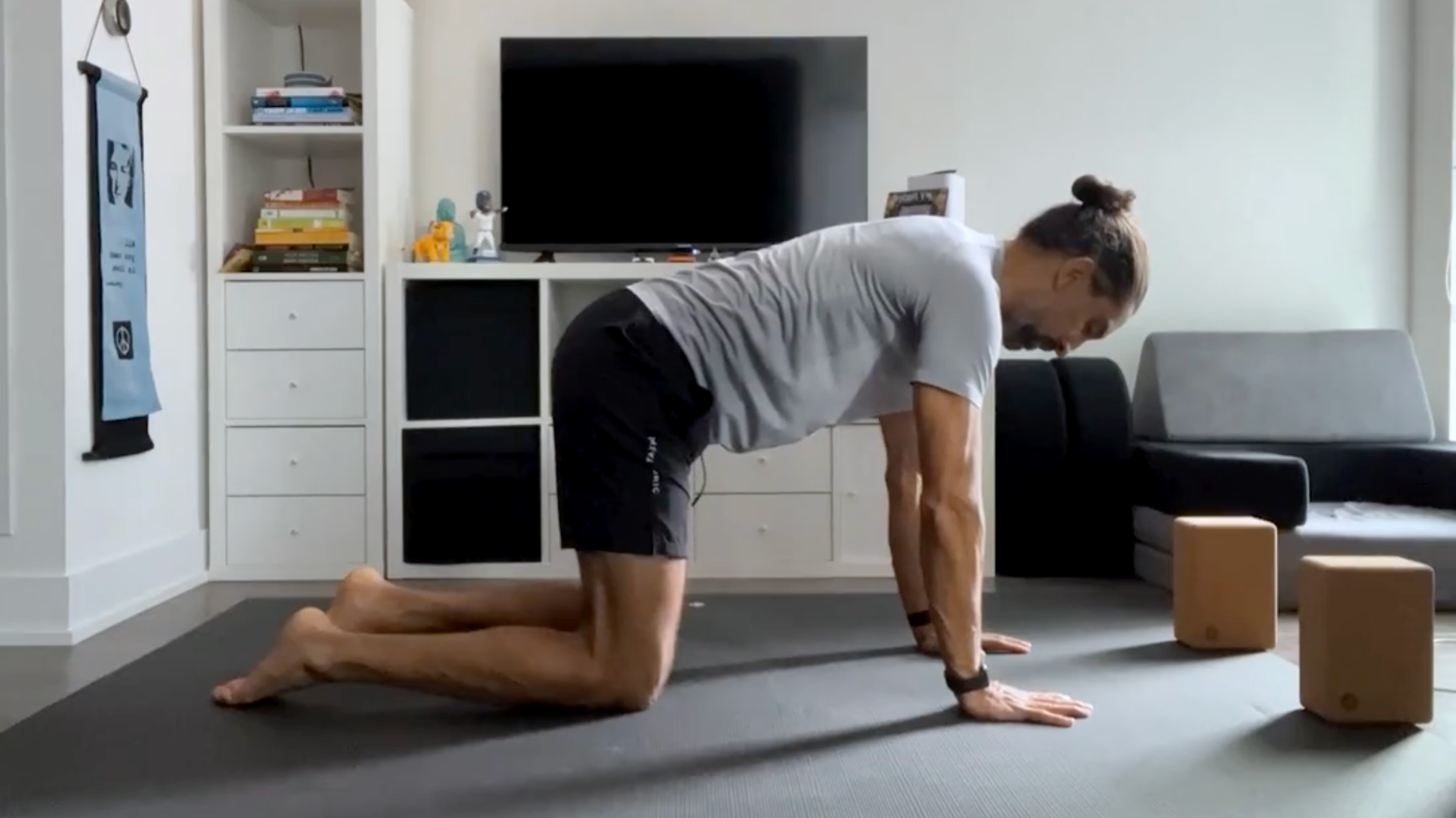 8-Minute Yoga to Stretch and Strengthen Your Hips